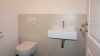 NEUBAU - ERSTBEZUG: Ruhige und sonnige Wohnung in kleiner Wohnanlage - stufenfrei erreichbar - Modernes Gäste-WC
