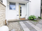 Ruhige Doppelhaushälfte mit überdachter Terrasse und eigenem Pool.... - Moderner Hauseingang
