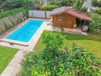 Ruhige Doppelhaushälfte mit überdachter Terrasse und eigenem Pool.... - Ruhiger Garten mit Pool