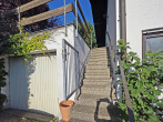 Naturnah und ruhig in Starnberg-Hadorf wohnen.... - Treppe zum Hauseingang Erdgeschoss
