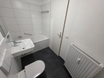 Familienfreundliche 3-Zimmer Erdgeschosswohnung in TOP-Lage Nähe S-Bahnhof - Modernes Badezimmer